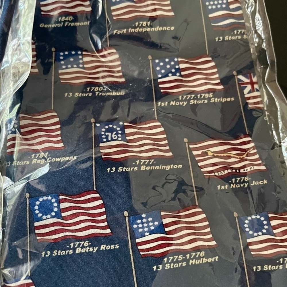 Museum Artifacts Silk Tie Historic American Flags Patriotic NIP - Picture 6 of 6